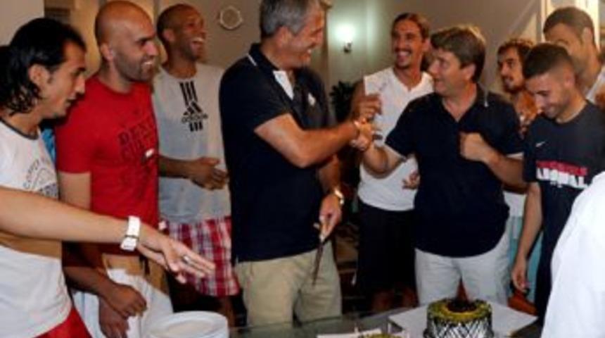 Samsunspor'da s&uuml;rpriz doğum g&uuml;n&uuml; kutlaması