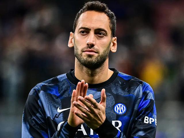 Hakan &Ccedil;alhanoğlu'ndan s&uuml;rpriz! Ezeli rakip devreye girdi