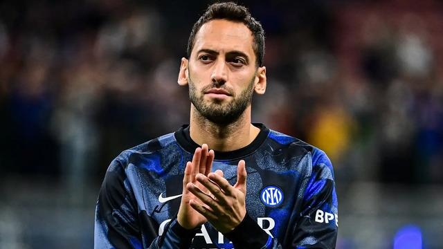 Hakan Çalhanoğlu'ndan sürpriz! Ezeli rakip devreye girdi