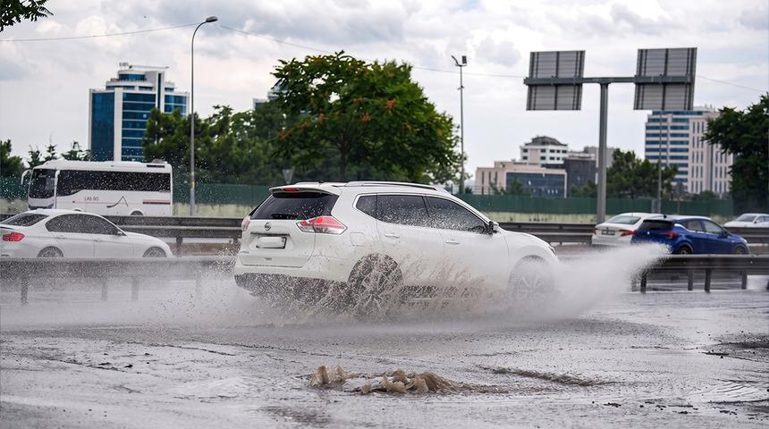 İstanbul Valiliği uyardı: 2 g&uuml;n boyunca sel ve su baskınlarına dikkat