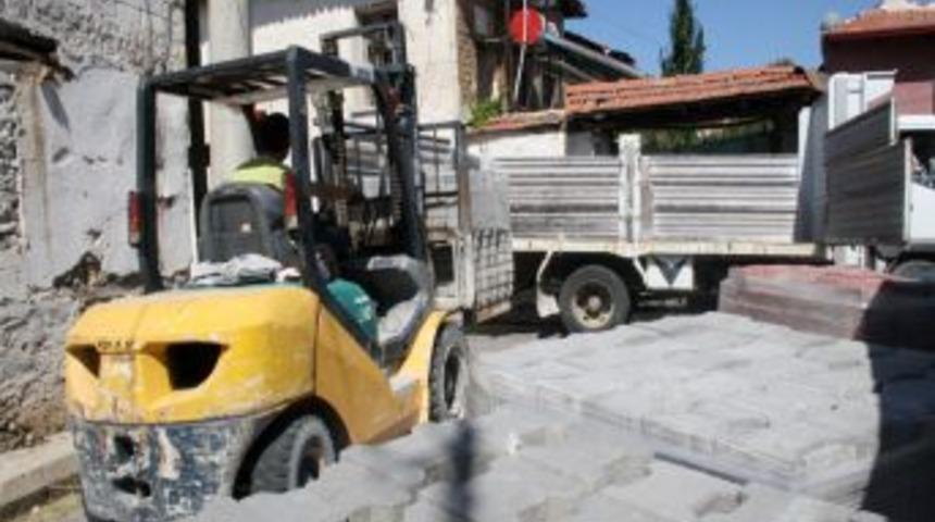 Zeytinli beldesinde sokaklara parke taşı d&ouml;şeniyor