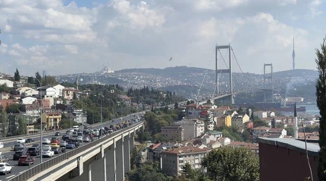 15 Temmuz Şehitler Köprüsü’nde metrobüs ile motosiklet kazaya karıştı: 1 yaralı 2