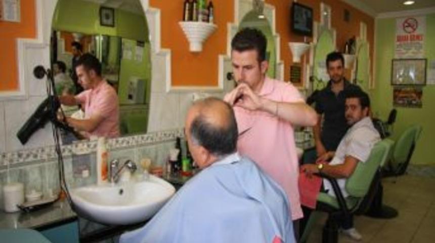 Depremi unutturmamak i&ccedil;in yer yıl 17 Ağustos&rsquo;ta bedava tıraş yapıyor