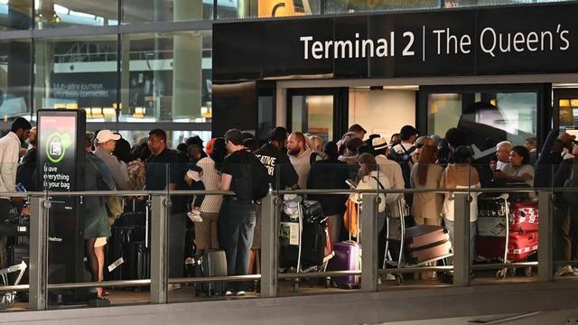 İngiltere'de teknik sorun nedeniyle bazı uçuşlarda aksaklık yaşandı