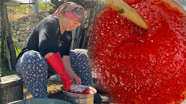 75 yıllık sırrını açıkladı! Rukiye teyze kışlık salçanın tarifini verdi