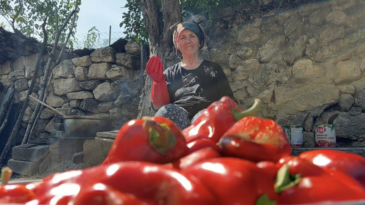 75 yıllık sırrını açıkladı! Rukiye teyze kışlık salçanın tarifini verdi 1