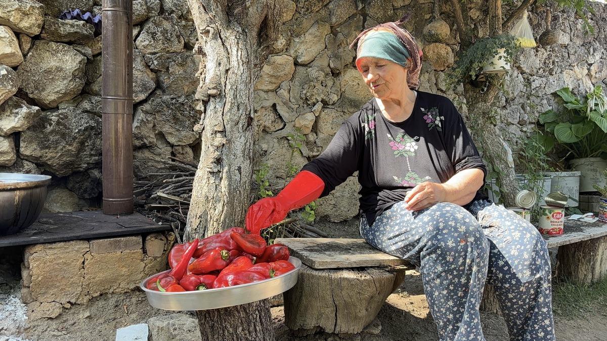 75 yıllık sırrını açıkladı! Rukiye teyze kışlık salçanın tarifini verdi 4