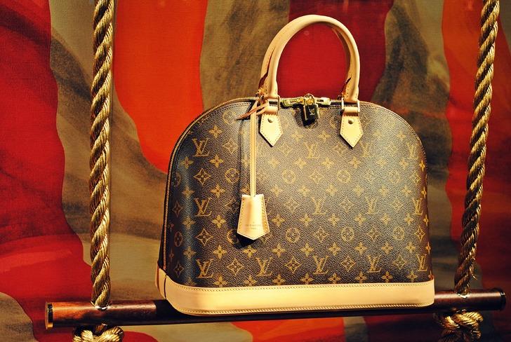 Louis Vuitton, Dior ve Tiffany gibi devleri tek &ccedil;atı altında toplayarak d&uuml;nyanın en b&uuml;y&uuml;k l&uuml;ks t&uuml;ketim holdingi olan marka ne?