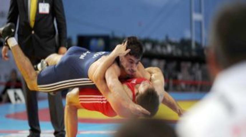 Grekoromende &Ccedil;ebi yarıfinale &ccedil;ıktı