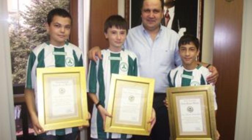 Başkan Aksu &ouml;rnek gen&ccedil;leri &ouml;d&uuml;llendirdi