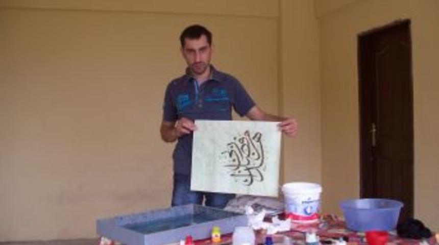 Boş zamanlarında ebru yaparak rahatlıyor