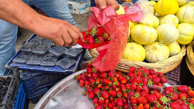 Pazar tezgahları yazdan kalma! 1 saatte kapış kapış gidiyor