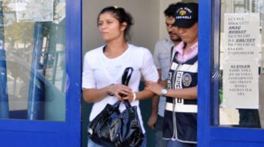 İki evden piyasa değeri 5 bin TL'lik malzeme &ccedil;aldılar