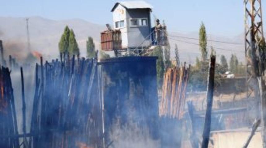 Yangına rağmen asker n&ouml;bet yerini terk etmedi