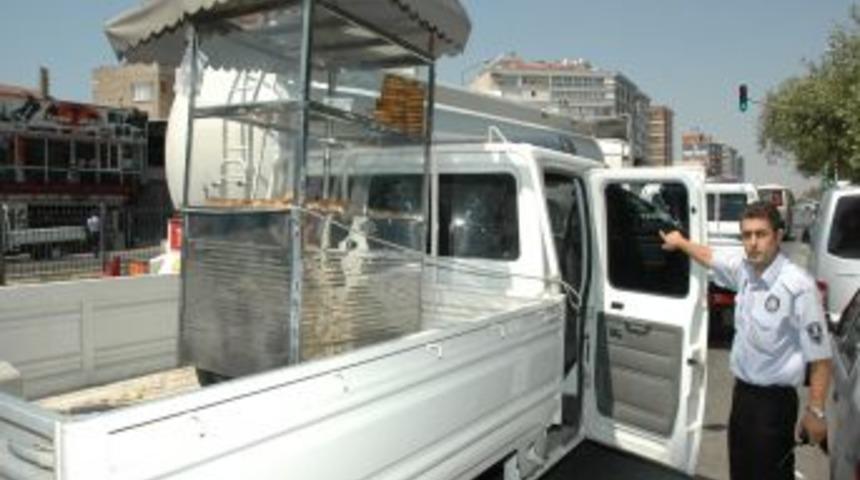 Seyyar tezgaha m&uuml;dahale eden iki zabıta saldırıya uğradı