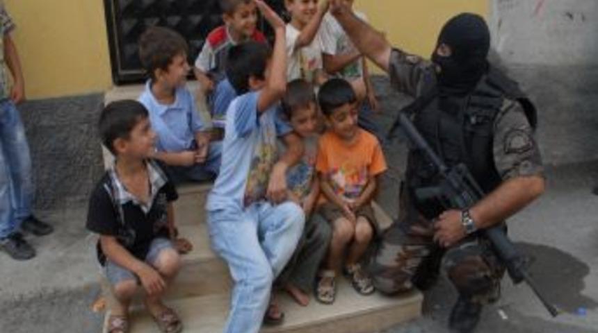 Taş atan &ccedil;ocuktan &Ouml;zel harekat&ccedil;ı polise &ouml;p&uuml;c&uuml;k