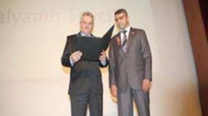 Gazi Uzman &Ccedil;avuş Durlanık'a 'Devlet &Ouml;v&uuml;n&ccedil; Madalyası'