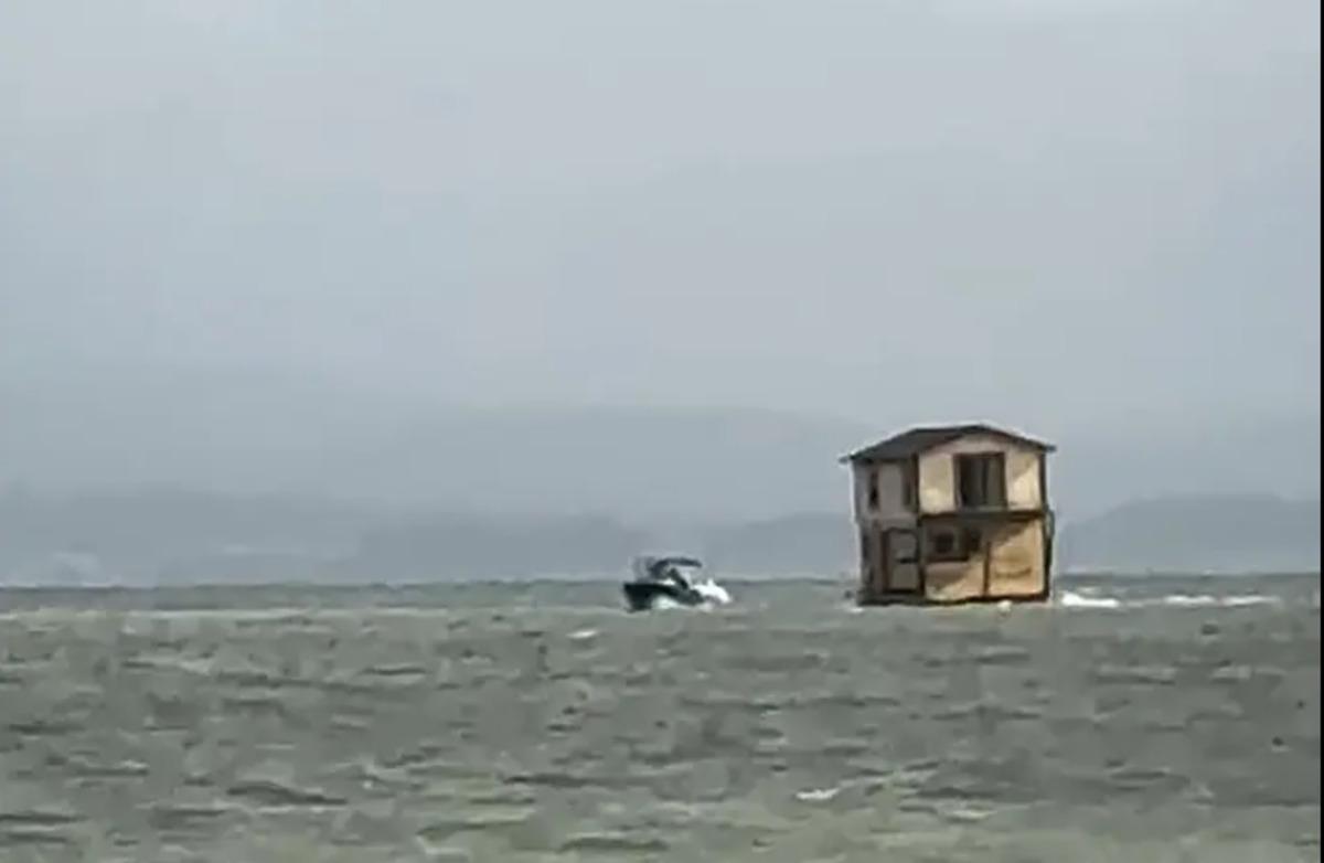 2 katlı evi tekneye bağlayıp nehir boyunca çektiler! 1