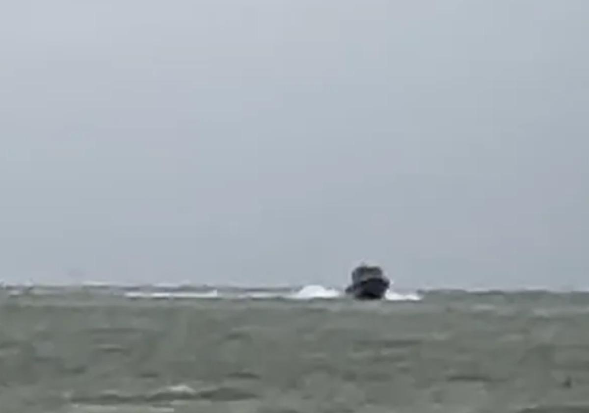 2 katlı evi tekneye bağlayıp nehir boyunca çektiler! 2