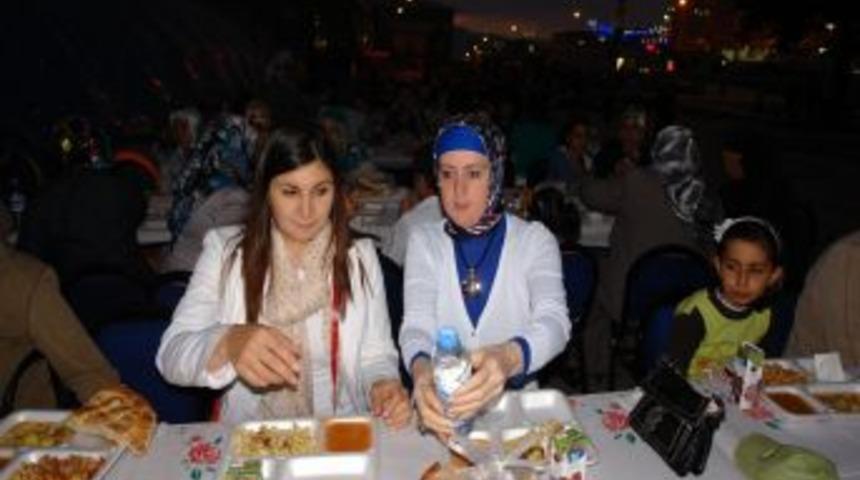 &Ccedil;ığlık, Kent Meydanı&rsquo;nda iftar a&ccedil;tı