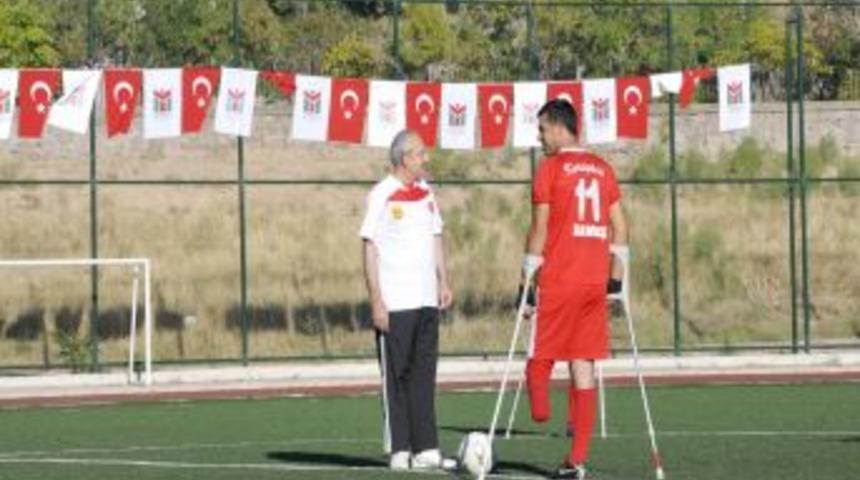 Kılı&ccedil;daroğlu, gazilerle ma&ccedil; yaptı