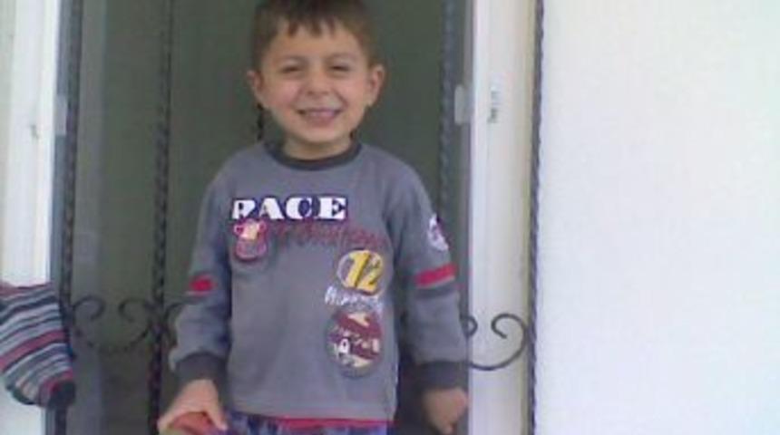 Kep&ccedil;e tarafından s&ouml;k&uuml;len ağa&ccedil; bir &ccedil;ocuğun &uuml;zerine d&uuml;ş&uuml;p &ouml;ld&uuml;rd&uuml;