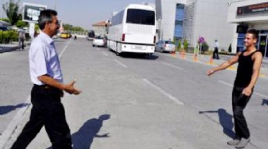 Almanya'da bırakmak zorunda kaldığı oğlu ile 20 yıl sonra kucaklaştı