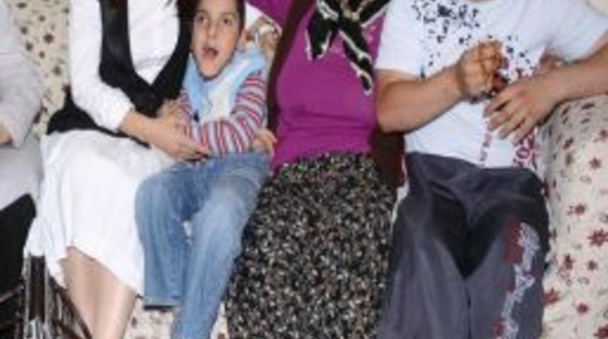 Milletvekili İnce&ouml;z fakir aile ile yer sofrasında iftar yaptı