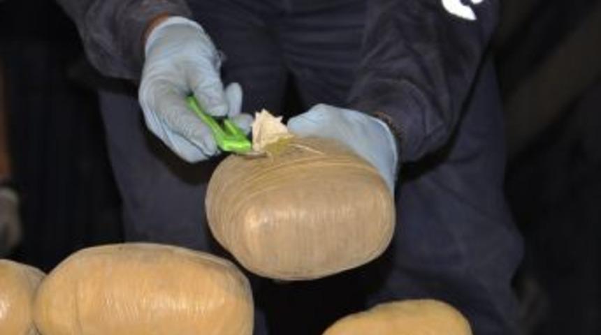 Zehir tacirlerine b&uuml;y&uuml;k darbe: 184 kilo esrar ele ge&ccedil;irildi