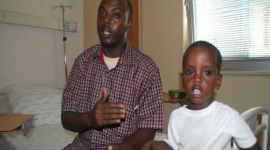 Somalili &ccedil;ocukların T&uuml;rkiye'deki tedavisi s&uuml;r&uuml;yor