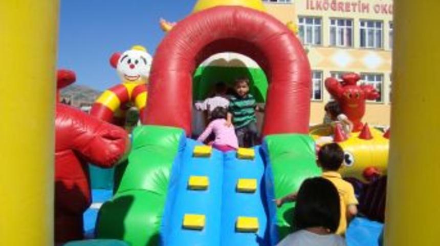 Yeni &ccedil;ocuklar ısınsın diye okul bah&ccedil;esine oyun parkı kurdular