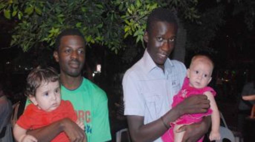 İskenderun sahilinde binlerce kişi iftarını birlikte yaptı