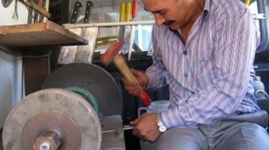 Kağızman'da bir bı&ccedil;ak bileyicisi