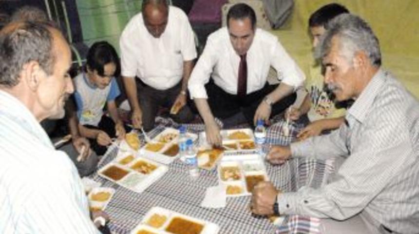 Kaymakam'dan, iftarda kapısını &ccedil;aldığı ailenin gen&ccedil; kızına &ccedil;eyiz s&ouml;z&uuml;