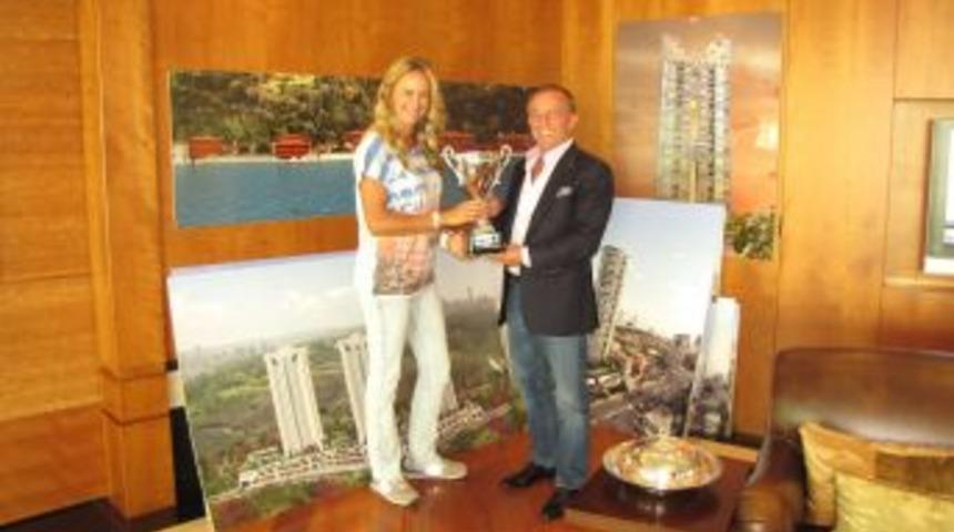 &Ccedil;ağla Kubat şampiyonluk kupasını sponsoruna hediye etti