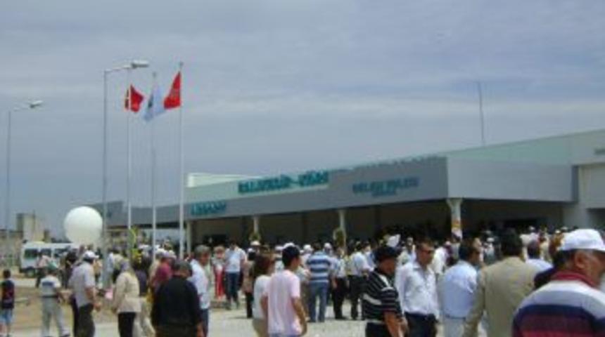 Fazla bilet satılan uçağın 10 yolcusu açıkta kaldı