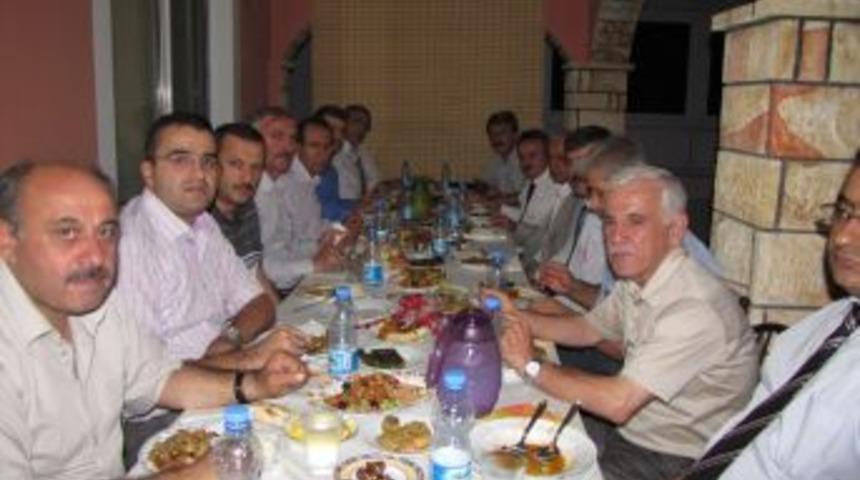 &Uuml;NİŞAD, iftar programında &Uuml;nye ve &ccedil;evre beldelerdeki b&uuml;rokratları ağırladı