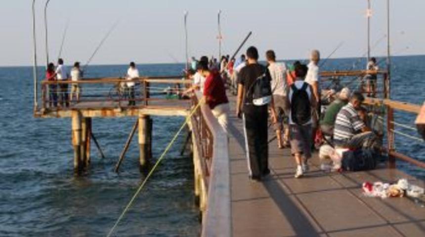 Olta balık&ccedil;ılarının iskelede balık tutma keyfi