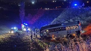 Yolcu otob&uuml;s&uuml; şarampole u&ccedil;tu: 24 yaralı