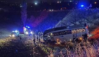 Amasya'da yolcu otob&uuml;s&uuml; şarampole u&ccedil;tu: &Ccedil;ok sayıda yaralı var