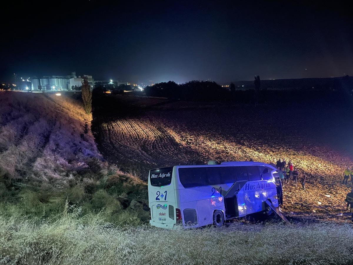 Amasya da yolcu otob&uuml;s&uuml; şarampole u&ccedil;tu: &Ccedil;ok sayıda yaralı var 2