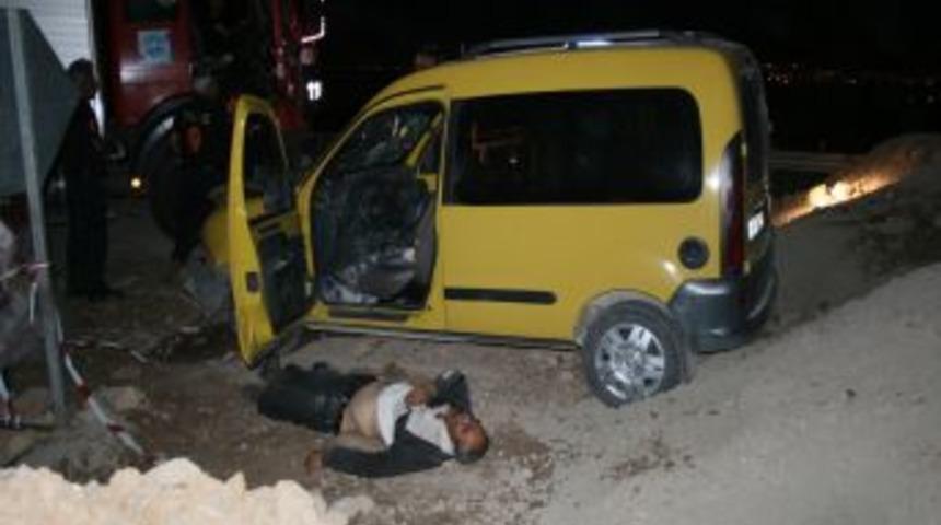 Toprak yığınına &ccedil;arpan aracın s&uuml;r&uuml;c&uuml;s&uuml; hayatını kaybetti