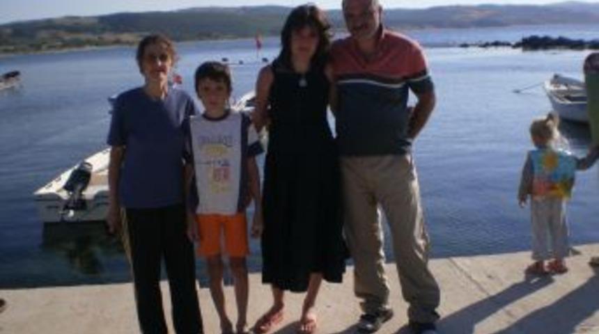 Yanan evinin enkazında kızlarını aradılar