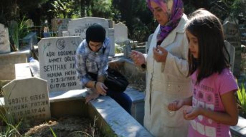 Depremde kaybettikleri yakınlarının mezarına koştular
