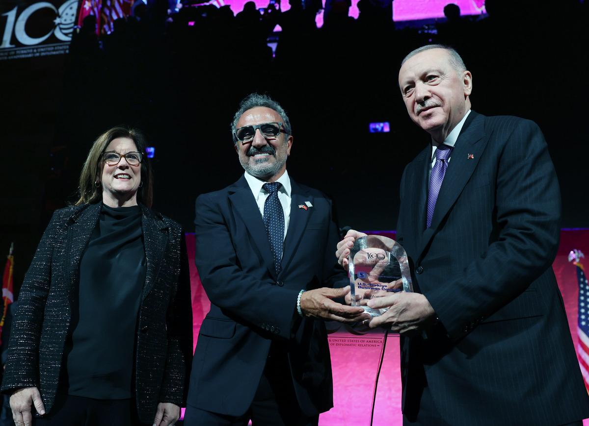 Konuşurken en önde oturuyordu... Erdoğan, Hamdi Ulukaya ya kürsüden seslendi 2