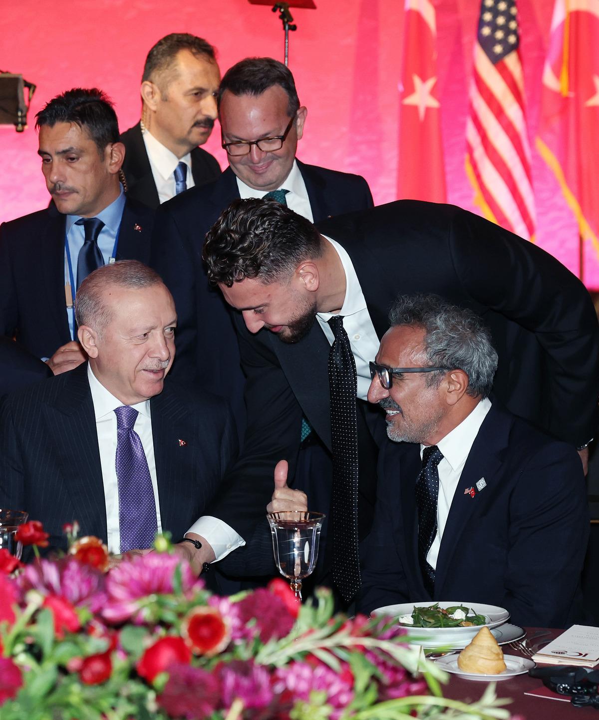 Konuşurken en önde oturuyordu... Erdoğan, Hamdi Ulukaya ya kürsüden seslendi 3