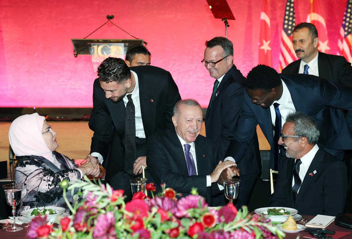 Konuşurken en önde oturuyordu... Erdoğan, Hamdi Ulukaya ya kürsüden seslendi 1
