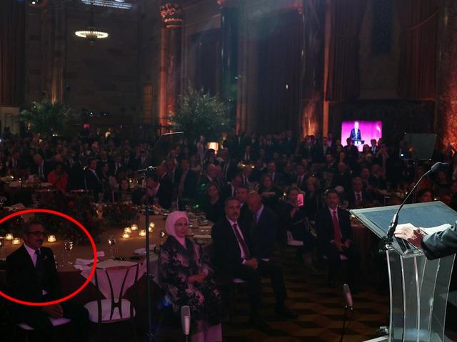 Konuşurken en &ouml;nde oturuyordu... Erdoğan, Hamdi Ulukaya'ya k&uuml;rs&uuml;den seslendi 