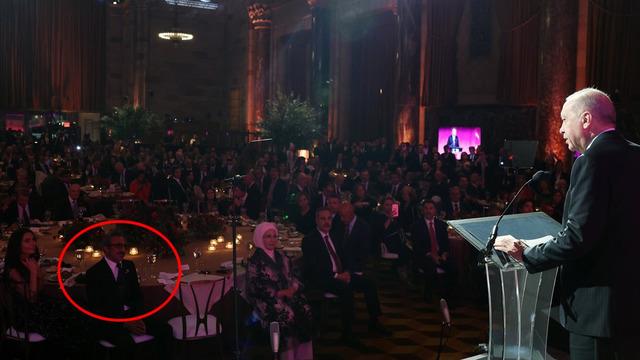 Konuşurken en önde oturuyordu... Erdoğan, Hamdi Ulukaya'ya kürsüden seslendi 