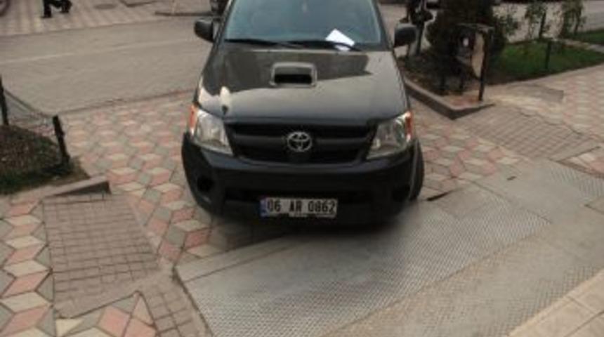 Zabıta, engelli kaldırımlarına park yapan s&uuml;r&uuml;c&uuml;leri takibe aldı
